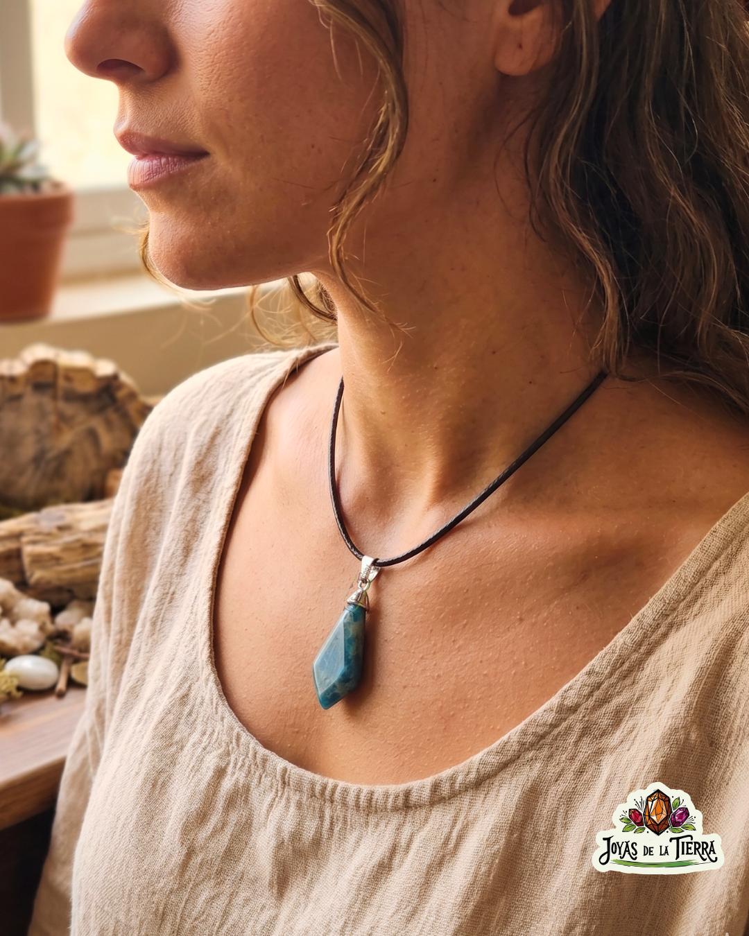 Colgante de apatita azul natural con cordón negro puesto en una modelo