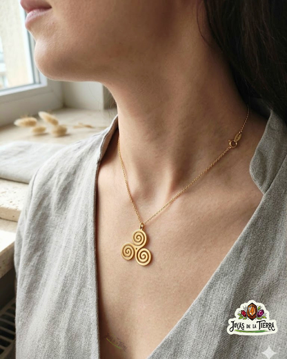 Collar trisquel dorado de acero inoxidable puesto en una modelo