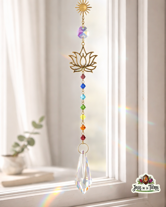 Atrapasol con flor de loto, cristales de 7 chakras y lágrima facetada