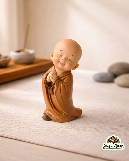 Figura decorativa de monje zen de 8 cm en actitud de recogimiento