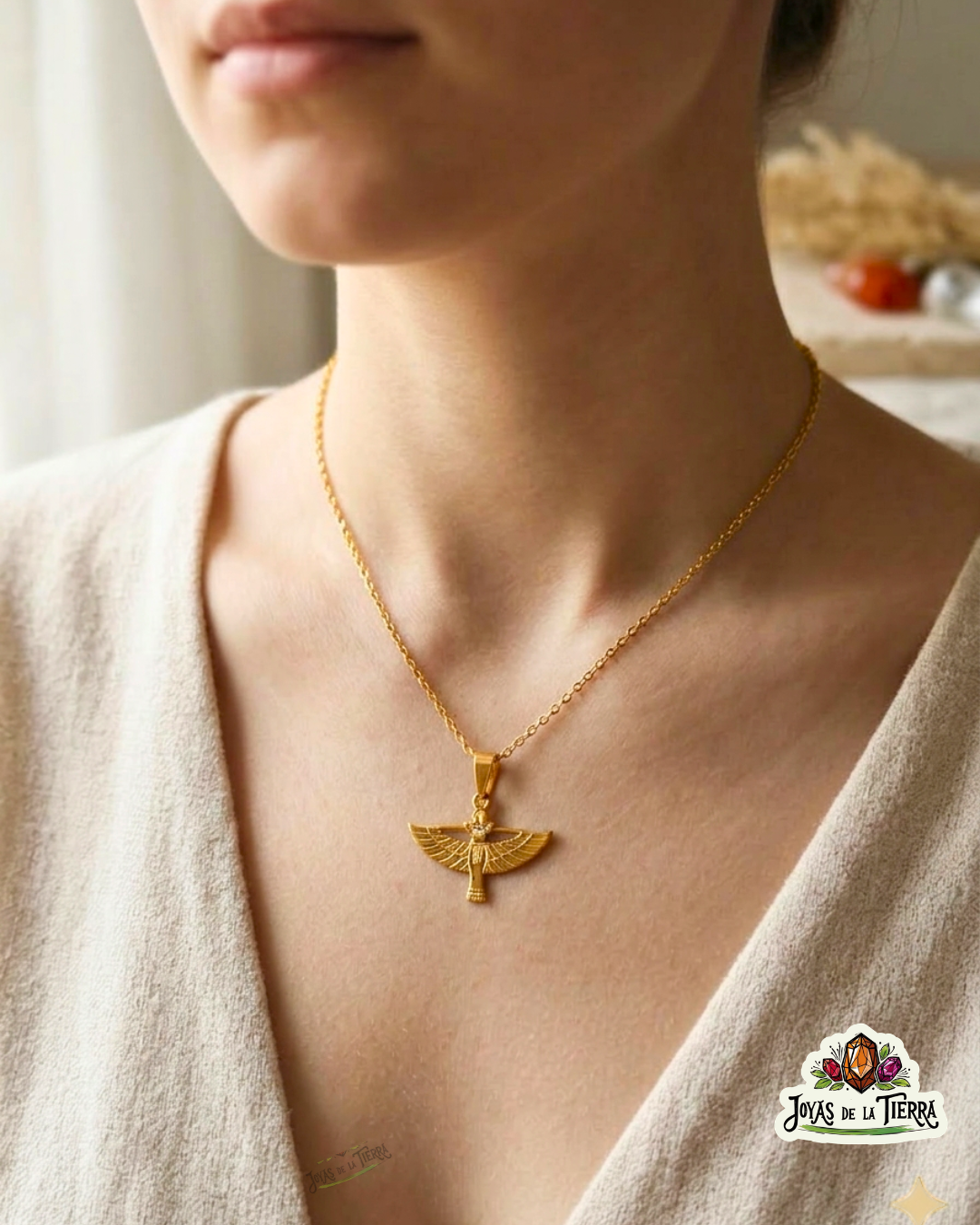 Collar Diosa Isis dorado de acero inoxidable puesto en una modelo